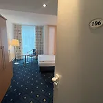 Hotel Am Schlosspark , Wiesbaden