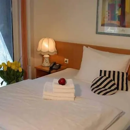 Hotel Am Schlosspark , Wiesbaden