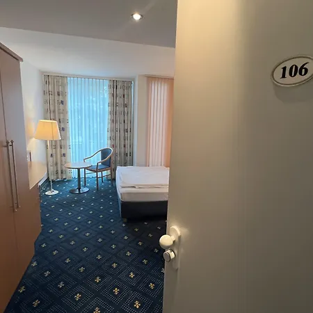 Hotel Am Schlosspark , Wiesbaden