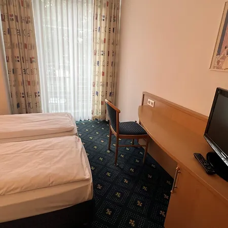 Hotel Am Schlosspark , Wiesbaden