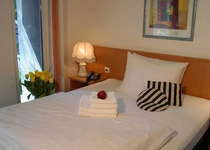 Hotel Am Schlosspark , Wiesbaden