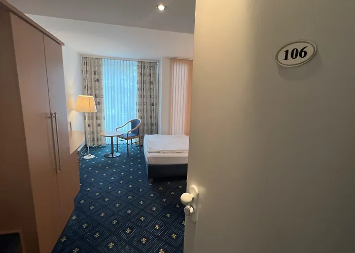 Hotel Am Schlosspark , Wiesbaden